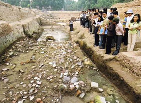 Dấu vết dòng sông cổ ở Kinh đô Thăng Long.
