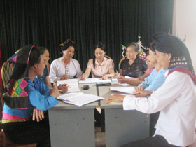 Cán bộ chuyên trách dân số huyện Đà Bắc cùng trao đổi kinh nghiệm về việc thực hiện được gần 60 ca đình sản trong 9 tháng đầu năm 2010.