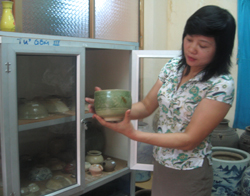 Chị Nguyễn Thị Thi say sưa giới thiệu những giá trị độc đáo của các hiện vật trưng bày tại Bảo tàng