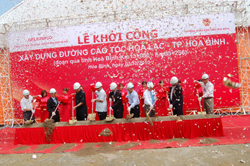 Các đồng chí lãnh đạo T.W,  tỉnh Hòa Bình, Hà nội và nhà thầu khởi công dự án đường cao tốc Hòa Lạc - TP Hòa Bình