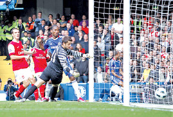 Didier Drogba (Chelsea, giữa) ghi bàn trong sự bất lực của thủ thành Arsenal.
