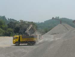 Công ty Cổ phần sản xuất đá xây dựng Lương Sơn sản xuất bình quân 400.000m3 đá các loại/năm