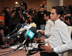 Alberto Contador điều trần trước giới truyền thông về vụ bê bối doping.
