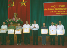 Đồng chí Nguyễn Hữu Duyệt, Phó Bí thư TT Tỉnh ủy trao Bằng khen cho 7 tổ chức Đảng có thành tích xuất sắc trong phong trào thi đua “Dân vận khéo” 2 năm 2009-2010.