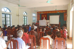 Trưởng xóm và y tế thôn bản xã Sủ Ngòi (TP Hòa Bình) tham gia lớp tập huấn do trung tâm NS&VSMT tổ chức