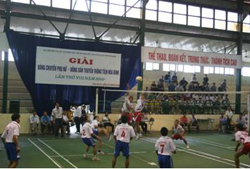 Trận chung kết giải bóng chuyền nam nông dân giữa 2 đội Lạc Sơn và Kim Bôi đã thu hút sự quan tâm của nhiều khán giả tại nhà thi đấu TP. Hòa Bình