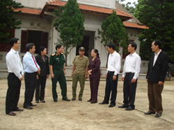 Đoàn đại biểu Quốc hội khóa 12 trò truyện với củ tri huyện Lạc Thuỷ