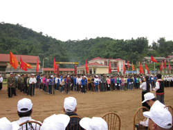 Hơn 1000 người dân 5 xã vùng cao huyêẹ Tân Lạc đã tham dự và hưởng ứng lễ mít tinh