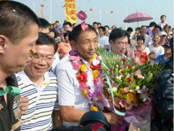 Thuyền trưởng Chiêm Kỳ Hùng (giữa) của tàu đánh cá Trung Quốc đã được thả ngày 24-9
