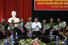Đồng chí Doãn Mậu Diệp, Phó Bí thư Tỉnh uỷ tặng hoa cho các đại biểu 3 tỉnh trước khi lên đường tham dự Đại lễ 1000 năm Thăng Long - Hà Nội