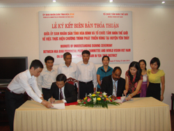 Đại diện lãnh đạo UBND tỉnh và đại diện tổ chức Tầm nhìn thế giới ký kết biên bản thoả thuận về việc thực hiện chương trình phát triển vùng tại huyện Yên Thuỷ
