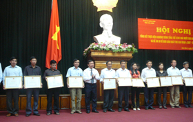 Đồng chí Bùi Văn Tỉnh, Chủ tịch UBND tỉnh trao Bằng khen cho các tập thể đạt thành tích xuất sắc trong thực hiện CCHC giai đoạn 2001 - 2010