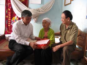 Đ/c Doãn Mậu Diệp, Phó Bí thư Tỉnh ủy thay mặt đoàn tặng quà và chúc mẹ VNAH Bùi Thị Triều sống trường thọ cùng con cháu.