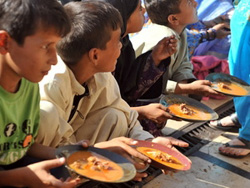 Trẻ em Pakistan nhận thức ăn từ thiện ở Karachi