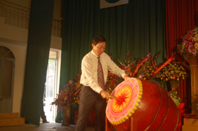 Đồng chí Bùi Văn Cửu, Phó Chủ tịch UBND tỉnh đánh trống khai trường.