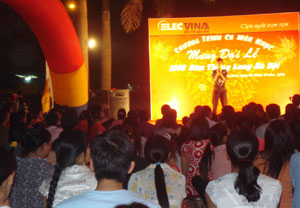 Chương trình ca múa nhạc chào mừng Đại lễ 1.000 năm Thăng Long Hà Nội của siêu thị Elecvina thu hút đông đảo nhân dân TPHB Bình đến xem.