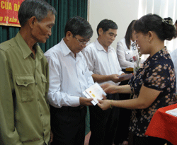 Đại diện Ban Dân vận Tỉnh ủy trao kỷ niệm chương cho các cá nhân có thành tích trong phong trào dân vận khéo.