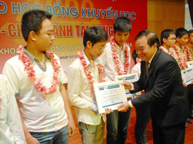Các thủ khoa khối A năm 2010 của những trường đại học tại Hà Nội được nhận học bổng Chắp cánh tài năng Việt.
 
