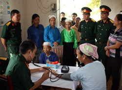 Bộ CHQS tỉnh tổ chức KCB cấp thuốc miễn phí cho người dân xã Bình Chân