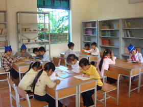 Thư viện trường tiểu học Xuân Phong được trang bị nhiều loại sách, báo thu hút học sinh đến tìm học.