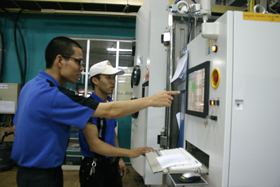 Cán bộ công đoàn Công ty TNHH nghiên cứu kỹ thuật R Việt Nam luôn quan tâm, động viên, khích kệ người lao động hăng hái thi đua sản xuất.
