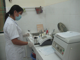 Phòng xét nghiệm Bệnh viện đa khoa huyện Lương Sơn được trang bị nhiều máy xét nghiệm tự động hiện đại, giúp kết quả chuẩn đoán bệnh nhanh chónh và chính xác.