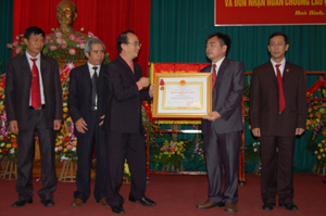 Đồng chí Đinh Văn Ân, Phó Chánh Văn phòng T.Ư Đảng trao Huân chương Lao động hạng Nhất cho tập thế Văn phòng Tỉnh ủy Hòa Bình.