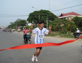 VĐV Bùi Văn Đà của xã Hòa Sơn xuất sắc giành giải nhất nội dung nam chính 5km.