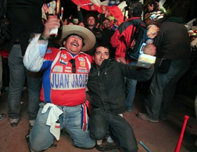 Người dân Chile ăn mừng khi thợ mỏ cuối cùng được đưa ra khỏi hầm mỏ.
