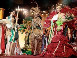 Các thi sinh tham dự phần thi trang phục dân tộc tại Hoa hậu Trái Đất 2009.