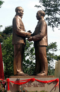Khánh thành tượng đài Bác Hồ - Bác Tôn trong khuôn viên công viên Thống Nhất. Công trình văn hóa này là món quà của Đảng bộ, chính quyền và nhân dân TPHCM tặng thủ đô Hà Nội.