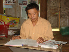 Đảng viên Bùi Văn Ược ở xóm Hưng Hòa, xã Hương Nhượng luôn chú trọng nghiên cứu các Chỉ thị, Nghị quyết của Đảng để tuyên truyền vận động nhân dân.