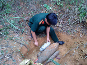 Ban CHQS huyện Lạc Sơn tổ chức nổ bom tồn sót sau chiến tranh bảo đảm an toàn tuyệt đối.