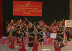Tập thể giáo viên học sinh trường Mầm non Tu Lý A biểu diễn văn nghệ chào mừng khai giảng năm học mới 2010 - 2011.