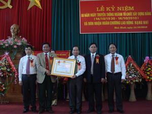 Được sự uỷ quyền của Chủ tịch nước, đồng chí Hoàng Việt Cường, Bí thư Tỉnh uỷ, Chủ tịch HĐND tỉnh trao Huân chương Lao động hạng Nhì cho Ban Tổ chức Tỉnh ủy.