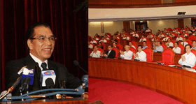 Tổng Bí thư Nông Đức Mạnh phát biểu ý kiến bế mạc hội nghị lần thứ 13 Ban chấp hành Trung ương Đảng (Khóa X).