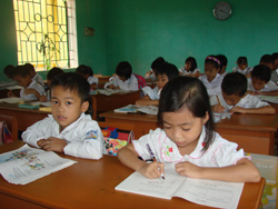 Các cấp, các ngành ở huyện Yên Thuỷ luôn quan tâm, tạo điều kiện để con em mình đến trường học tập đạt chất lượng cao hơn.