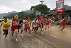 Các VĐV xuất phát nội dung thi đấu cự ly 2 km dành cho nữ trẻ.