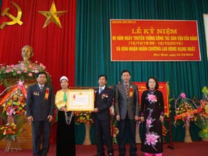 Thừa sự ủy quyền của Chủ tịch nước, đồng chí Nguyễn Hữu Duyệt, Phó Bí thư Thường Tỉnh ủy trao Huân chương Lao động hạng Nhất cho  Ban Dân vận Tỉnh uỷ.