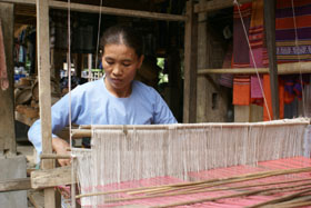 Nhân dân thị trấn Mai Châu phát triển nghề dệt truyền thống tạo sản phẩm du lịch, nâng cao đời sống kinh tế.
