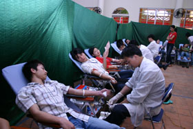 Đoàn viên thanh niên, công nhân viên chức lao động trên địa bàn huyện tích cực tham gia đăng ký hiến máu nhân đạo.