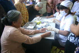 Cán bộ y tế Bệnh viện nội tiết tỉnh khám bướu cổ cho người dân xã Dũng Phong.
