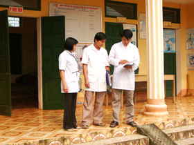 Cán bộ y tế xã Đồng Tâm (huyện Lạc Thuỷ) trao đổi nâng cao chuyên môn nghiệp vụ.