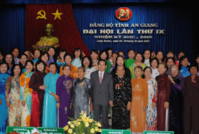 Chủ tịch nước Nguyễn Minh Triết với các Đại biểu dự Đại hội Đảng bộ tỉnh An Giang.