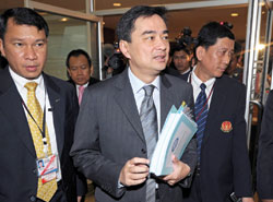 Thủ tướng Abhisit đến tòa vào hôm qua - Ảnh: AFP 

