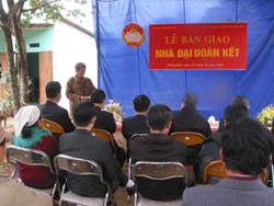 Lễ bàn giao nhà Đại đoàn kết cho hộ nghèo thị trấn Mường Khến