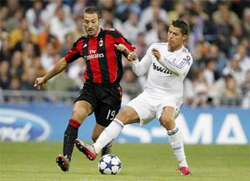 Hậu vệ Gianluca Zambrotta (trái, AC Milan) cố gắng truy cản Cristiano Ronaldo