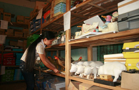 Tập thể giáo viên trường mầm non xã Vĩnh Tiến (Kim Bôi) chủ động làm các thiết bị giảng dạy nhằm nâng cao chất lượng giáo dục mầm non.