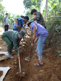 Nhân dân xóm Nội tham gia làm đường GTNT, dọn vệ sinh môi trường, tu sửa, làm mới các công trình công cộng.