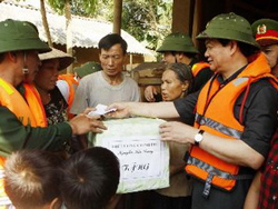 Thủ tướng thăm hỏi động viên và tặng qùa nhân dân xã Gia Phố, huyện Hương Khê, tỉnh Hà Tĩnh.